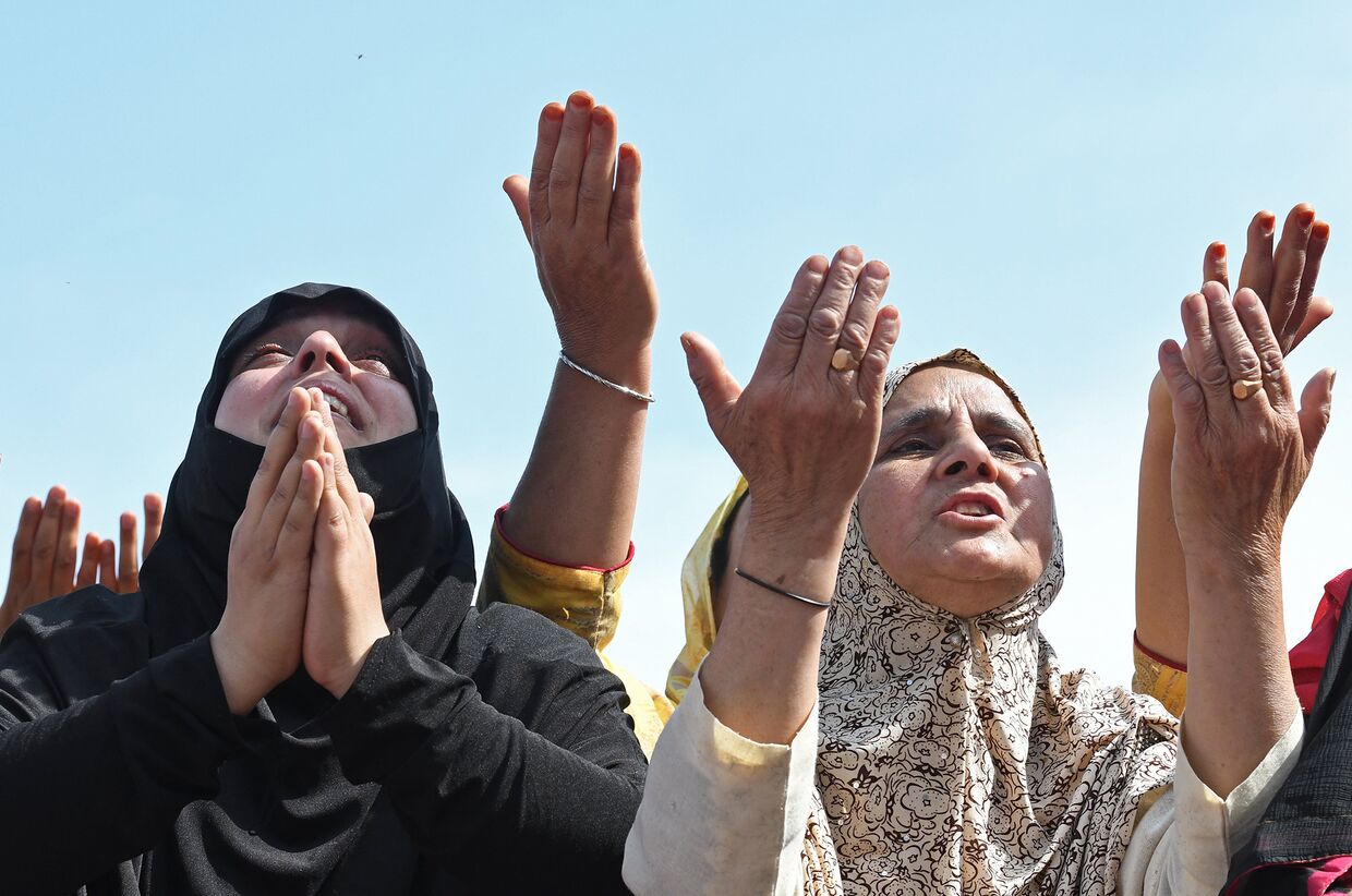 Кашмирские мусульмане молятся во время празднования Мирадж-уль-Алам в Шринагаре