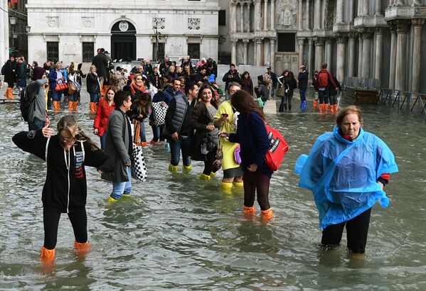 Туристы на затопленной площади Святого Марка в Венеции