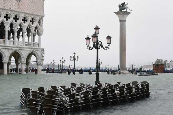 Стулья на затопленной площади Святого Марка