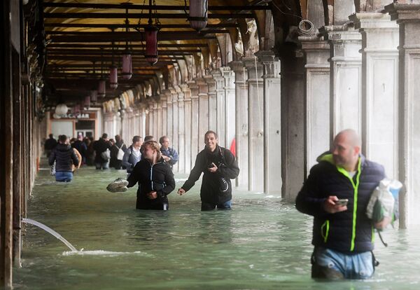 Туристы рядом с затопленной площадью Святого Марка