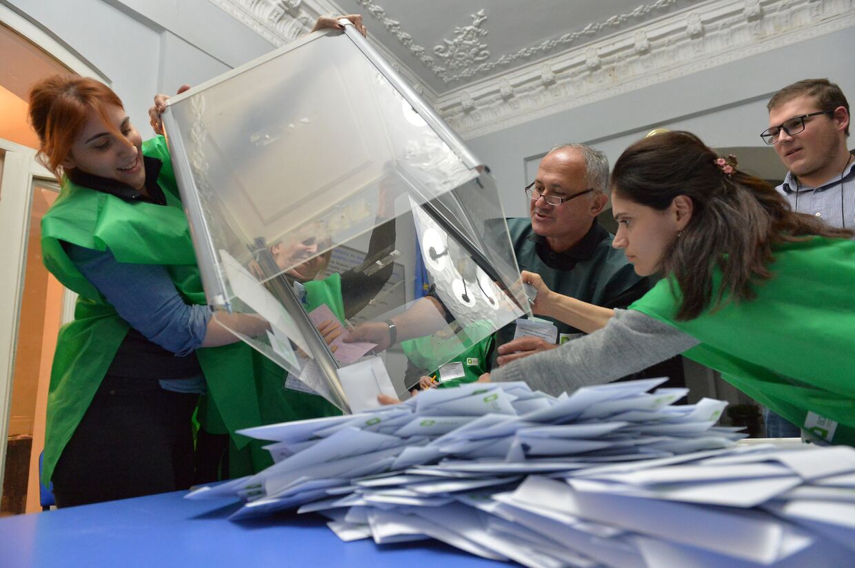 Члены избирательной комиссии проводят подсчет голосов на избирательном участке в Кутаиси, Грузия