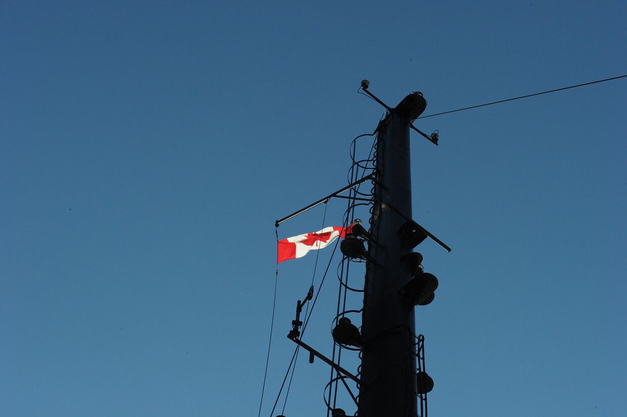 Канадский флаг на мачте ледокола «Амундсен»