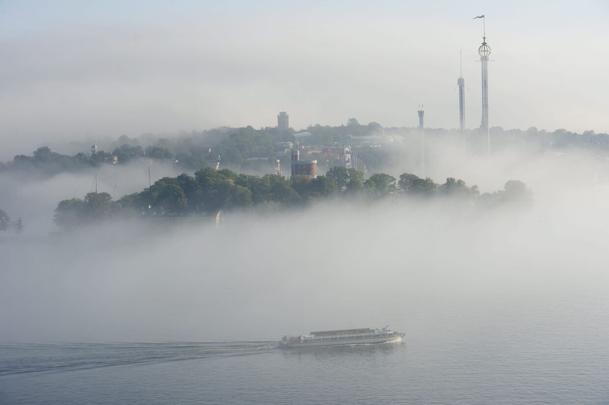 Лодка в тумане в шхерах Стокгольма, Швеция