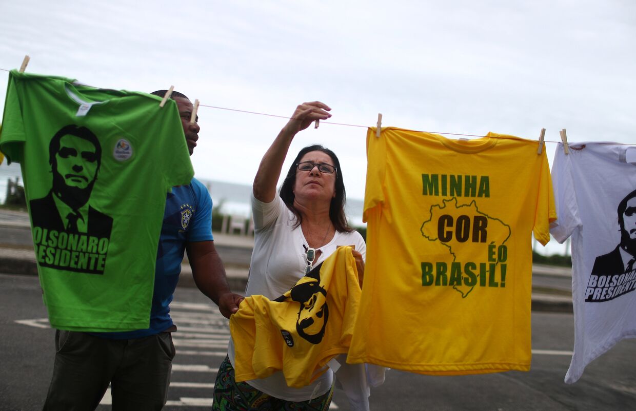 Футболки с изображением нового президента Бразилии в Рио-де-Жанейро
