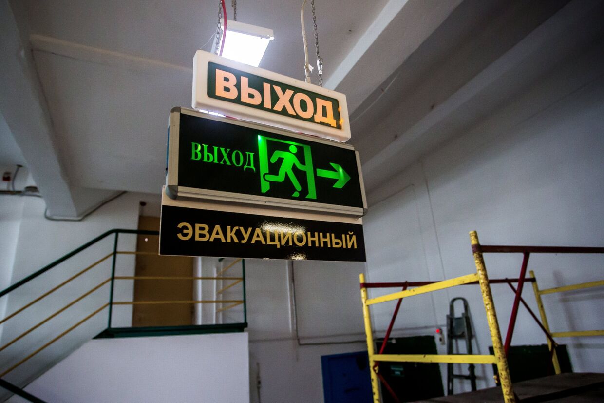 Указатель на аварийный выход в торговом центре во Владивостоке