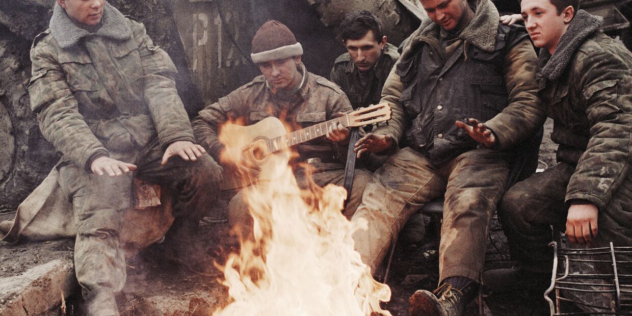 Российские солдаты у костра в Грозном