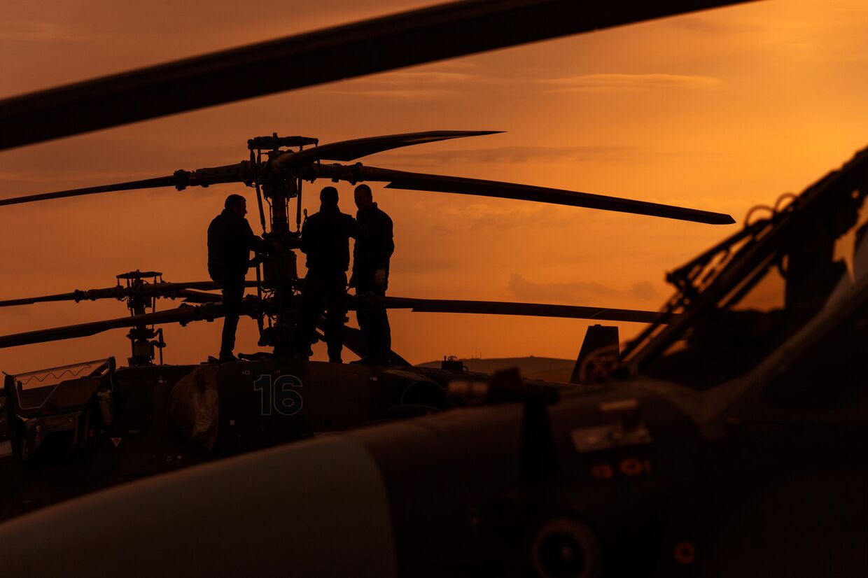 Пилоты у вертолета Ка-52 Аллигатор на забайкальском полигоне Цугол, где проходит основной этап военных маневров Восток-2018