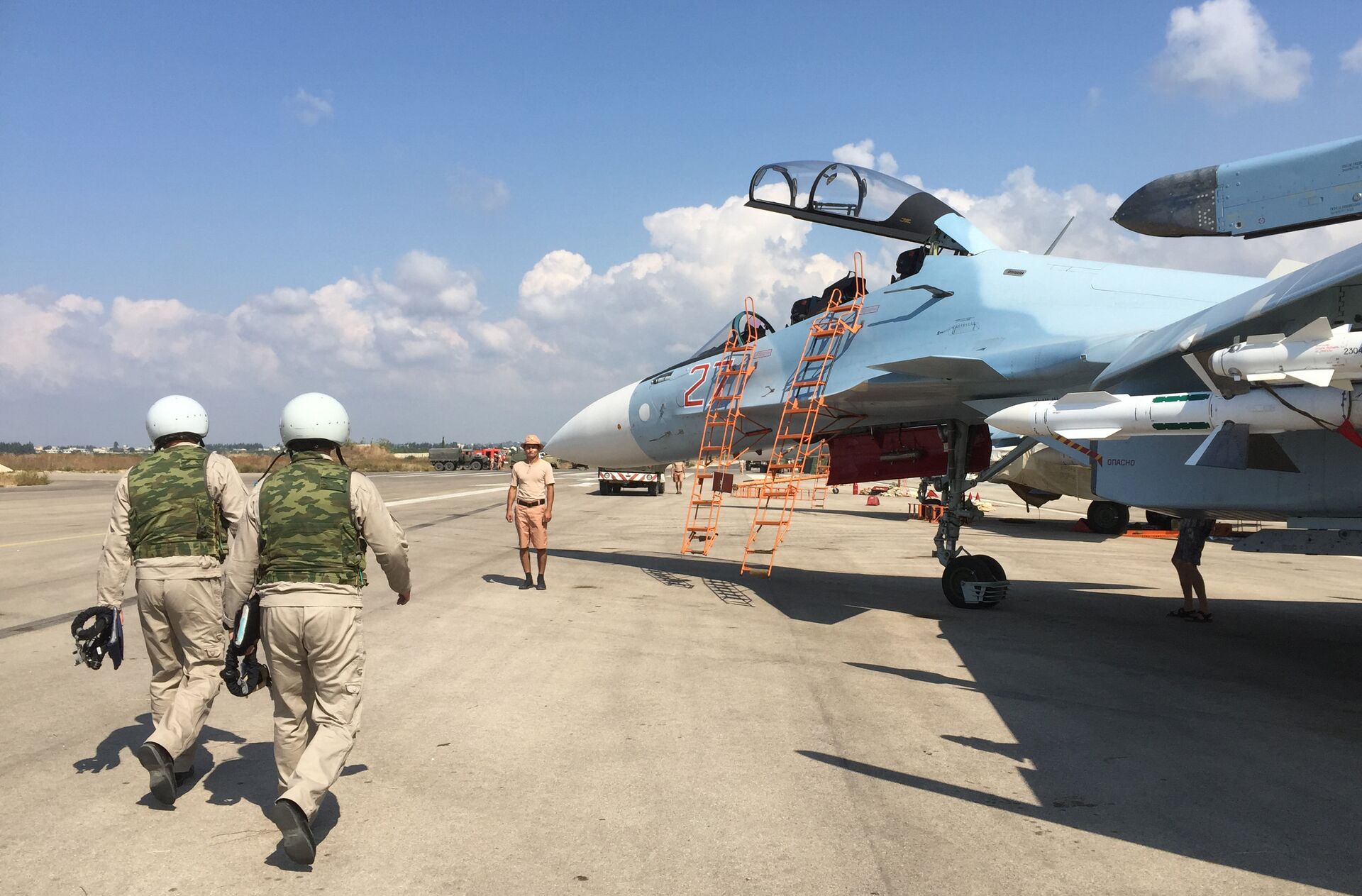 Российские летчики готовятся к посадке в истребитель Су-30 перед вылетом с аэродрома Хмеймим в Сирии. 5 октября 2015 - ИноСМИ, 1920, 04.10.2021