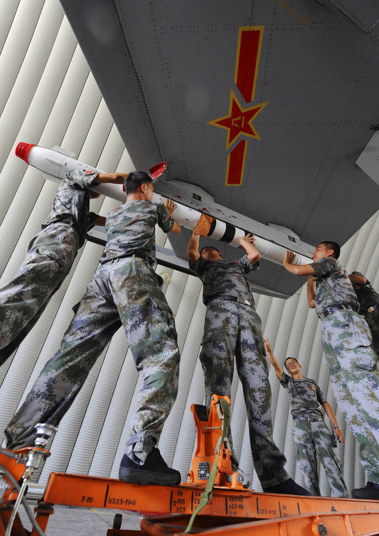 Военные готовят военный самолет во время военных учений в окресностях Гуанчжоу