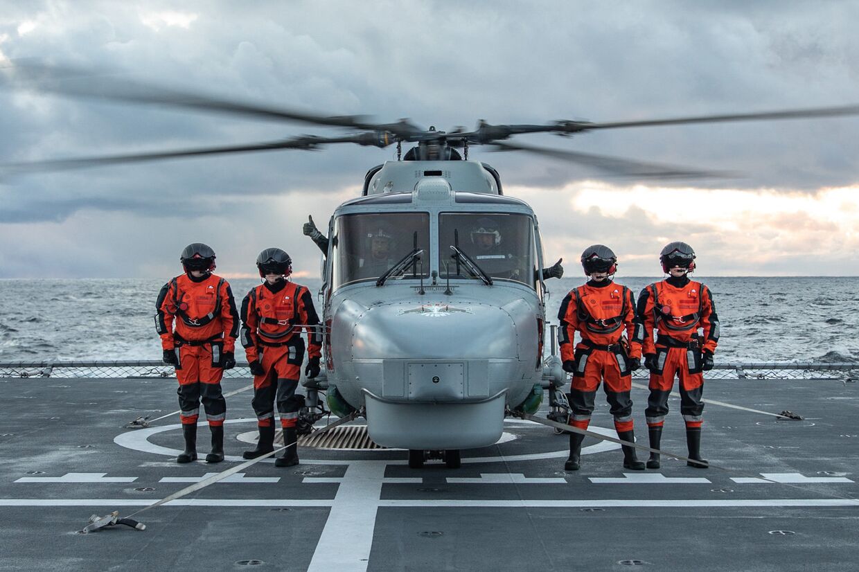 Португальские военнослужащие на палубе норвежского фрегата HNoMS Helge Ingstad во время совместных учений войск НАТО Trident Juncture 2018 (Единый трезубец) в Норвежском море. 26 октября 2018