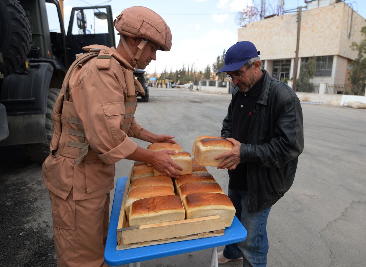 Раздача хлеба российскими военнослужащими жителям Пальмиры