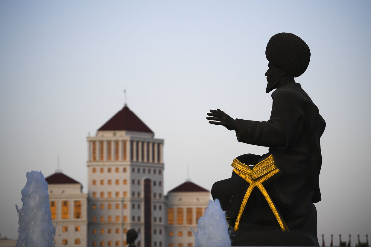 Скульптура народного героя Туркменистана  в Ашхабаде
