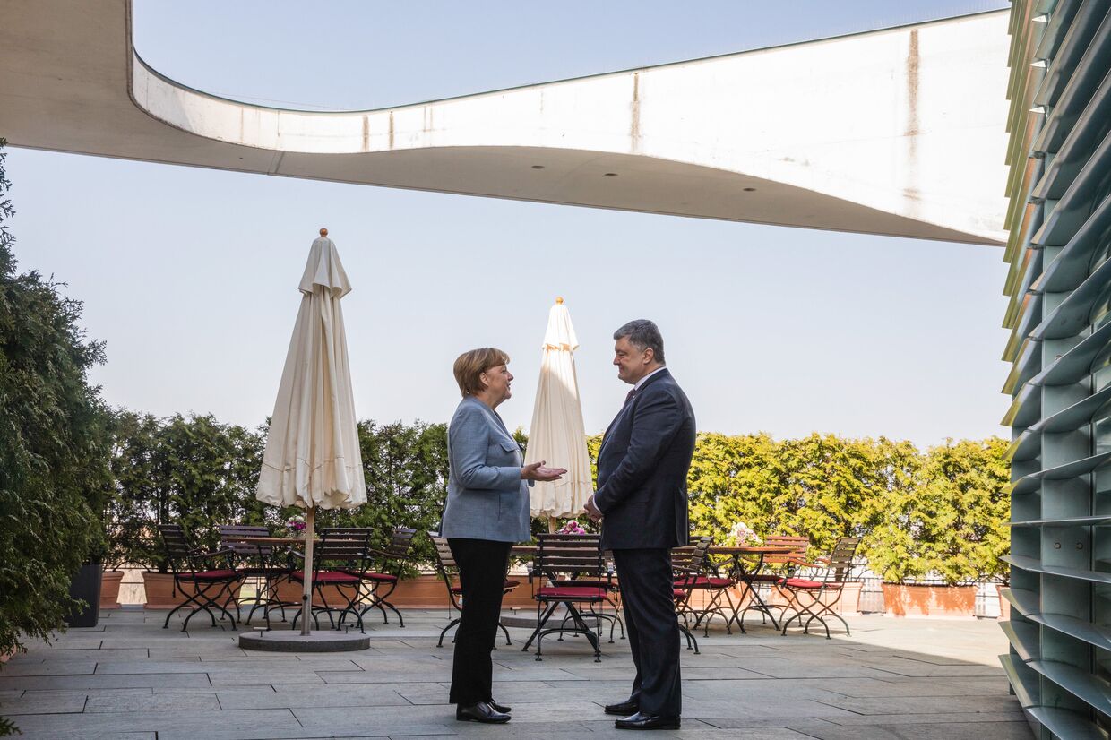 Президент Украины Петр Порошенко и канцлер Германии Ангела Меркель во время встречи в Берлине. 10 апреля 2018