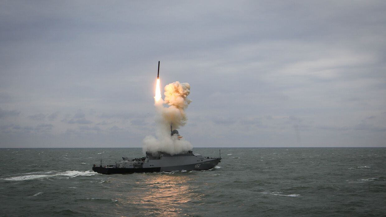 Малый ракетный корабль Град Свияжск запускает ракету Калибр во время итоговых учений корабельных группировок Каспийской флотилии
