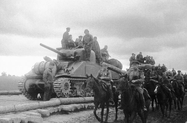 Советская танковая часть на американских танках Шерман, поставленных по ленд-лизу Советская танковая часть на американских танках Шерман, поставленных по ленд-лизу