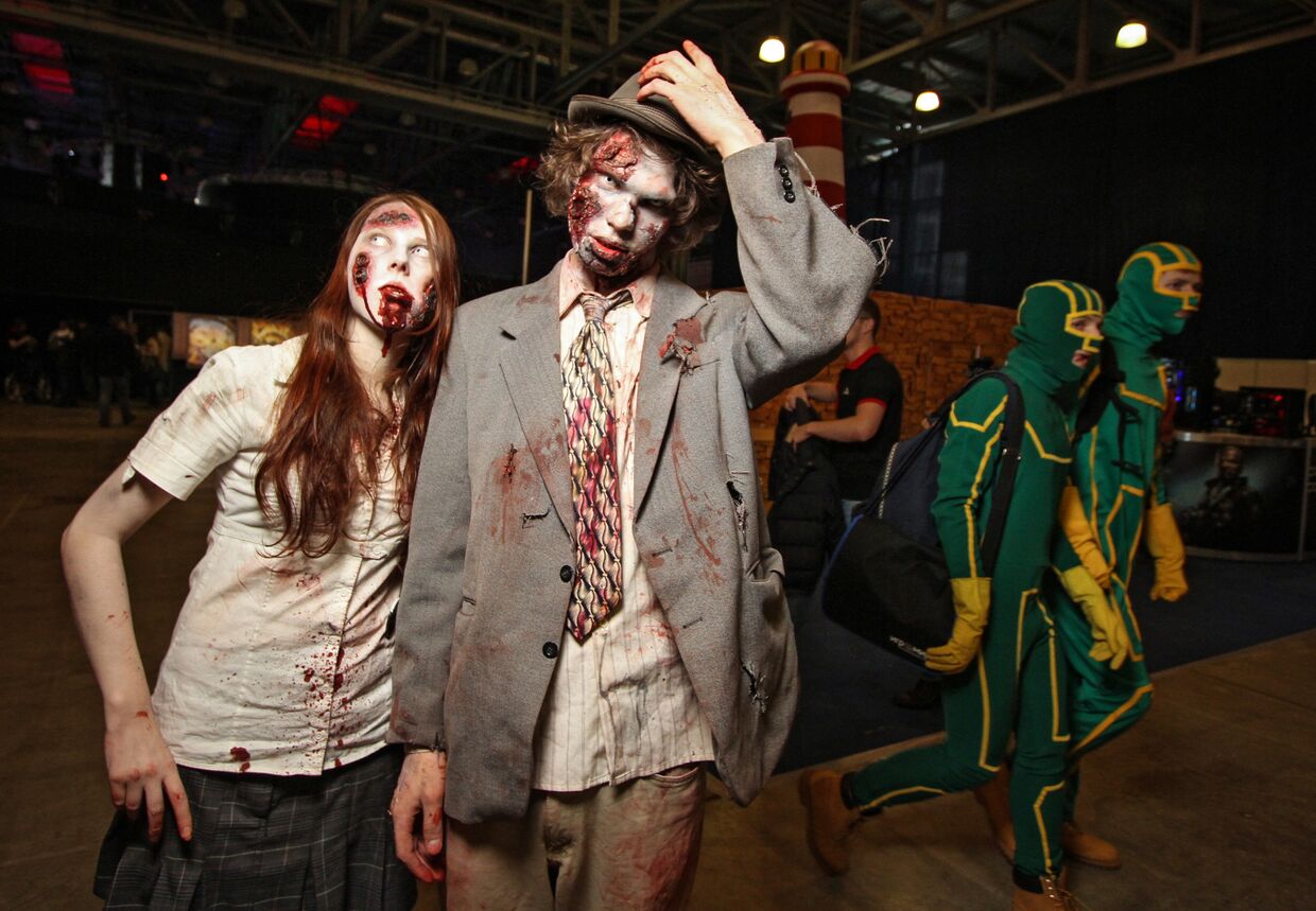 Участники выставки ИгроМир 2013 в костюмах зомби