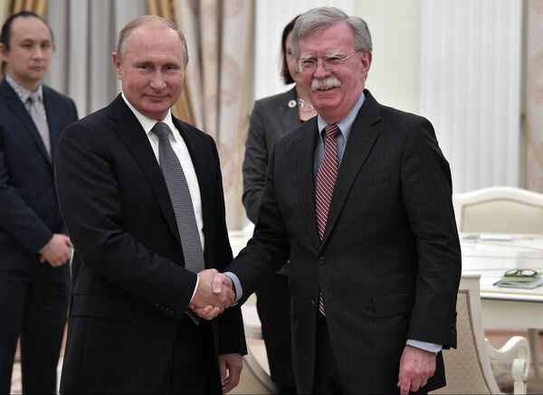 Владимир Путин и советник президента США по вопросам национальной безопасности Джон Болтон во время встречи. 23 октября 2018 Владимир Путин и советник президента США по вопросам национальной безопасности Джон Болтон во время встречи. 23 октября 2018