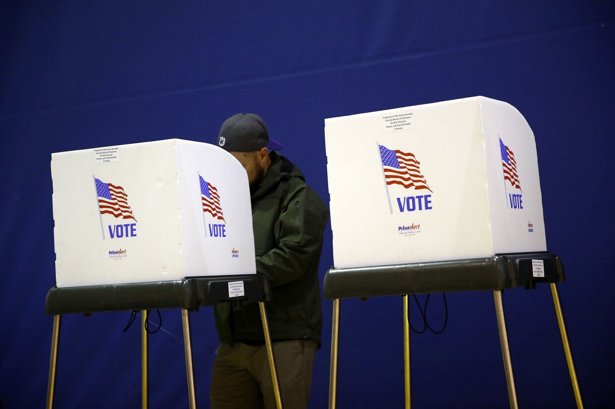 Процесс голосования на избирательном участке в Лейк-Шор, США