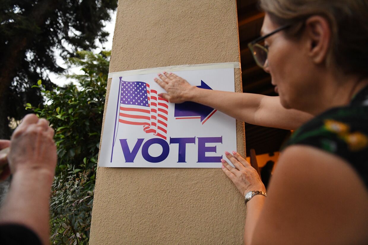 Указатель на избирательный участок в Лагуна-Бич, Калифорния, США