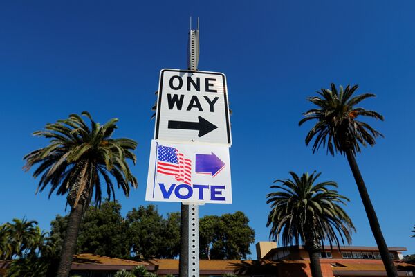 Указатель на избирательный участок в Ньюпорт-Бич, Калифорния