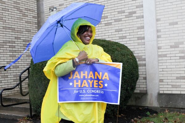 Сторонница кандидата от демократов Джахана Хейси на избирательном участке в Уотербери, штат Коннектикут
