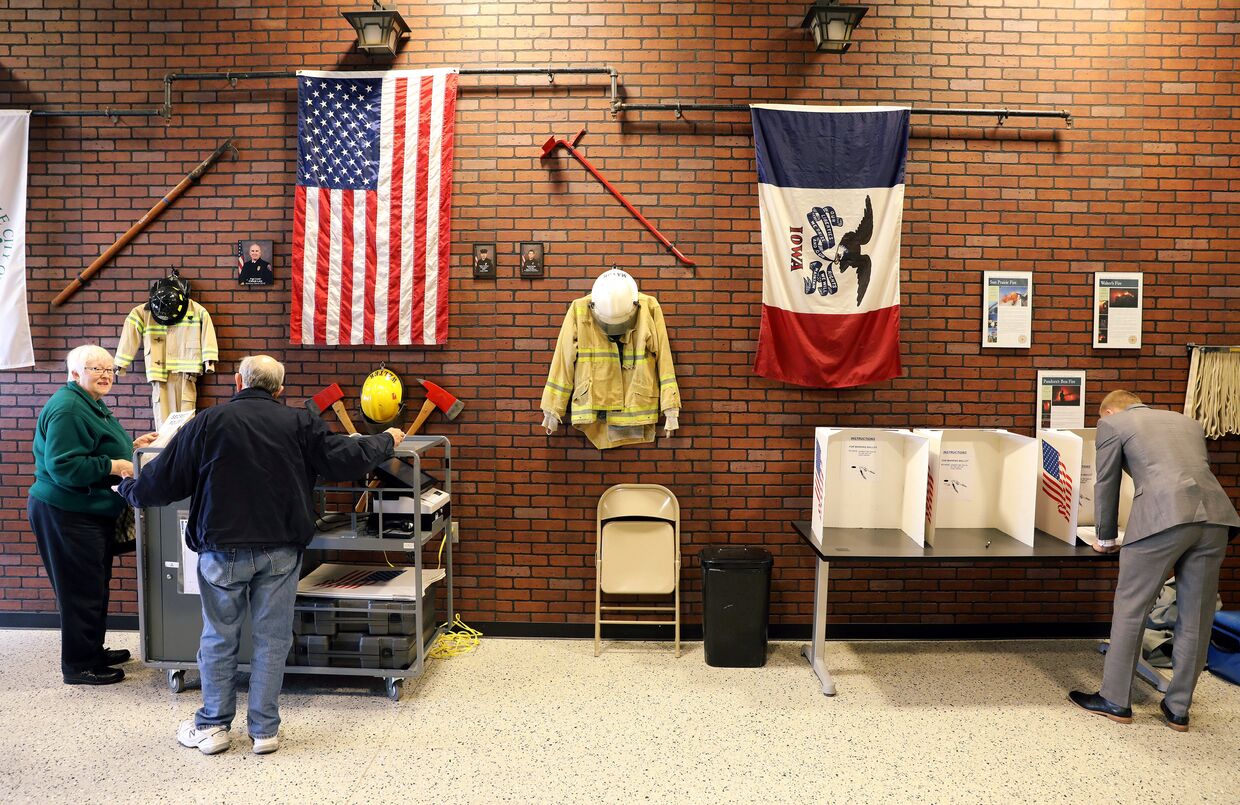 Голосование на избирательном участве в пожарной части в Вест-Де-Мойн, штат Айова
