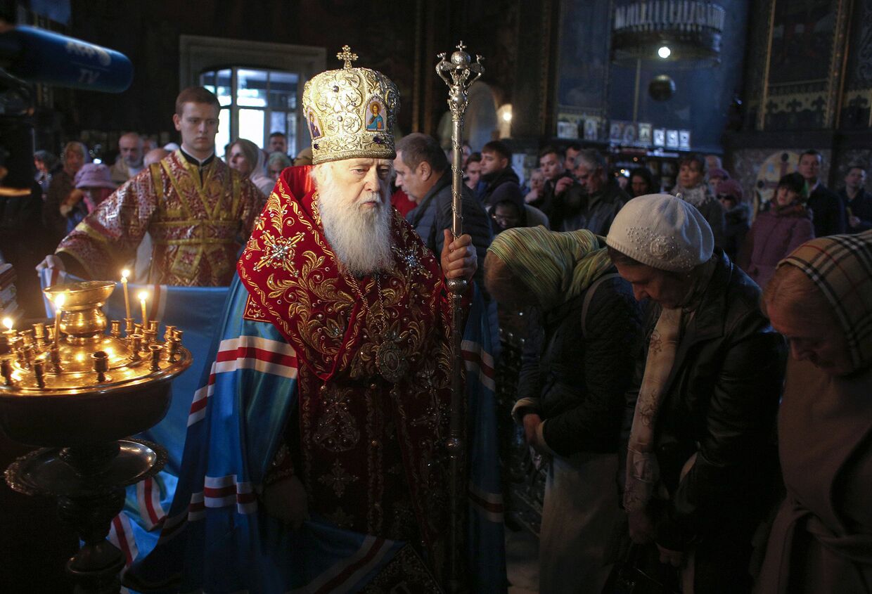 Патриарх Филарет совершает молитву в Соборе Святого Владимира в Киеве