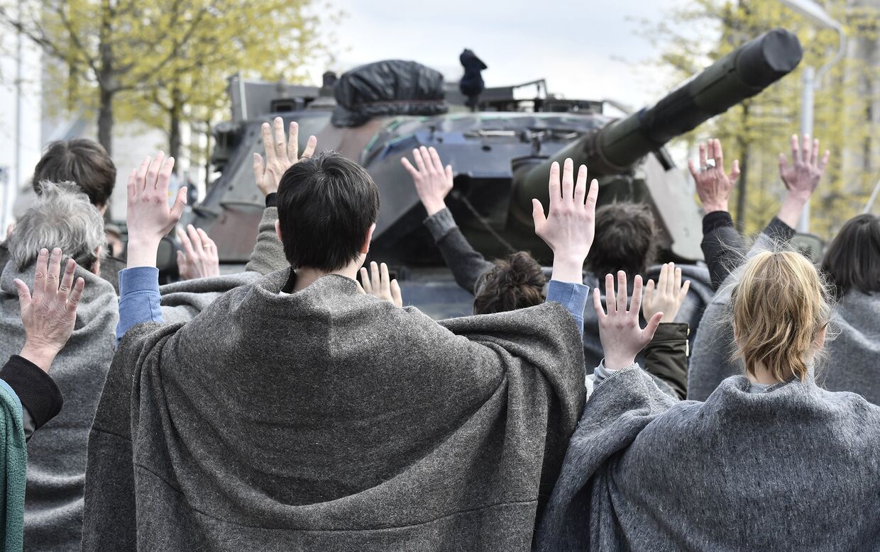 Участники акции протеста против планов построить танковый завод в Турции
