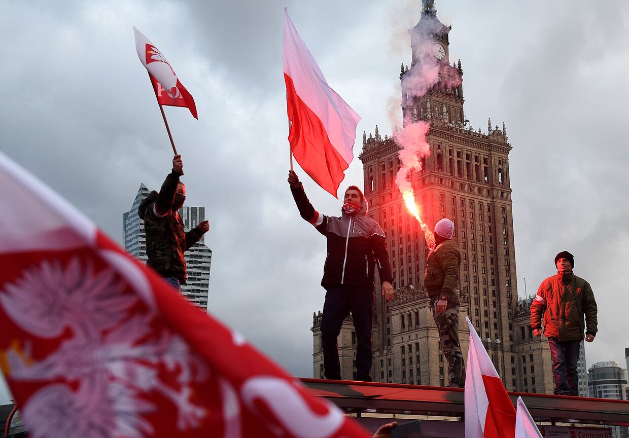 Демонстранты во время ежегодного марша в честь Дня национальной независимости Польши в Варшаве