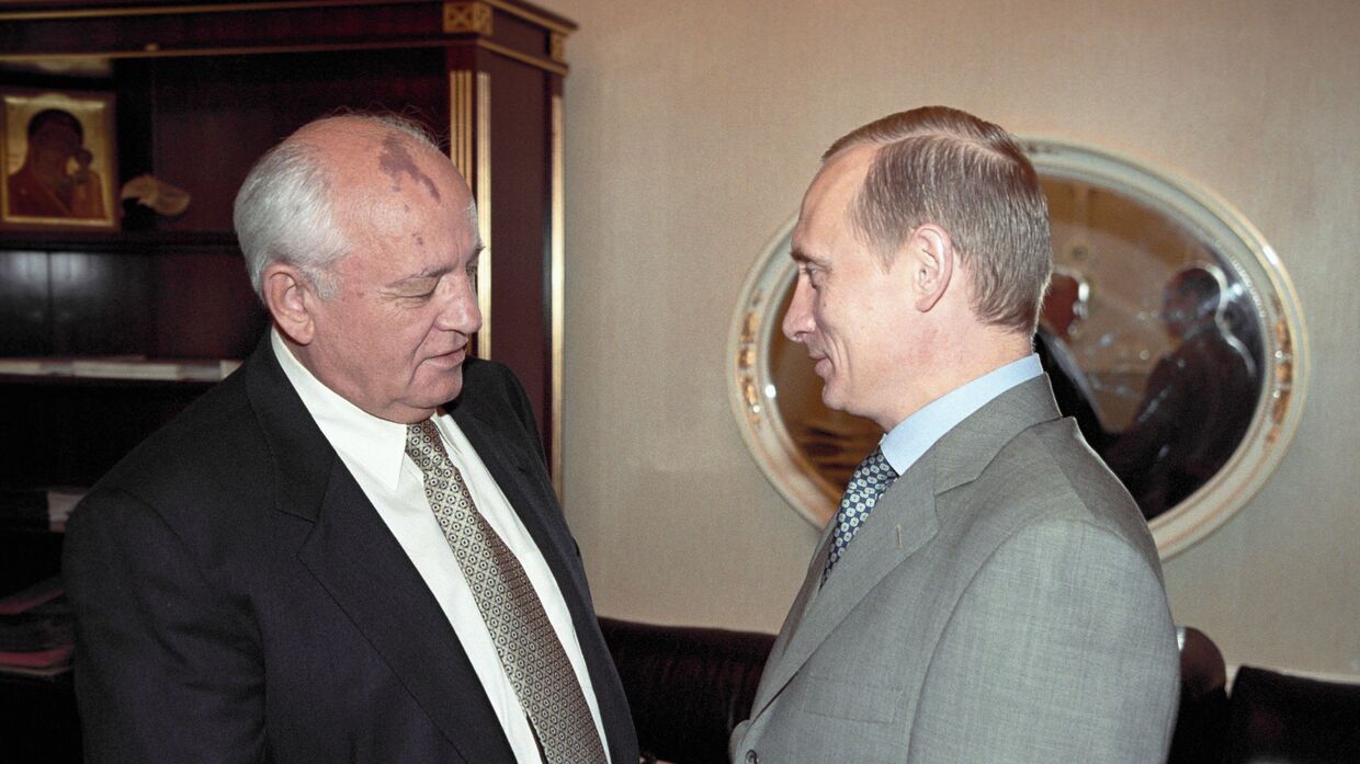 Президент РФ Владимир Путин (справа) встречается с экс-президентом СССР Михаилом Горбачевым (слева)