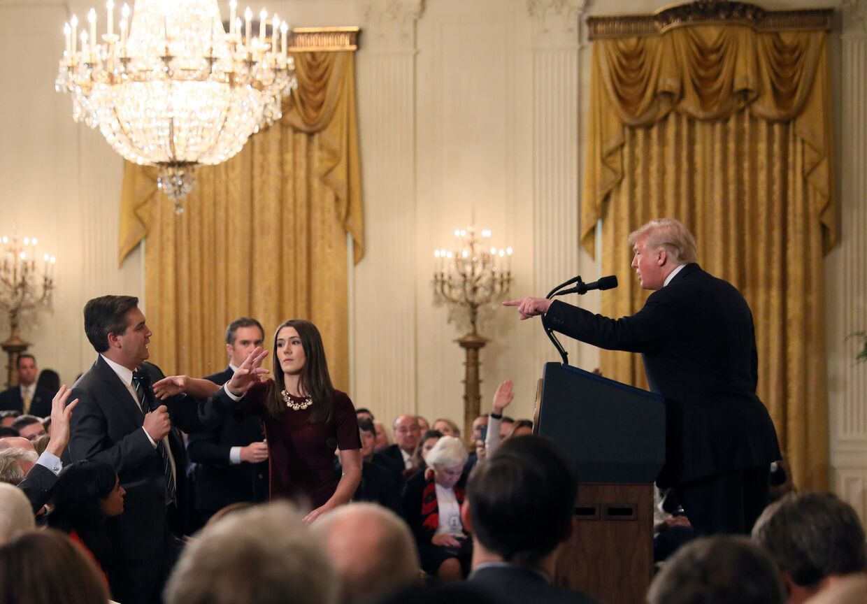 Президент США Дональд Трамп и корреспондент телеканала CNN Джим Акоста во время пресс-конференции в Белом доме