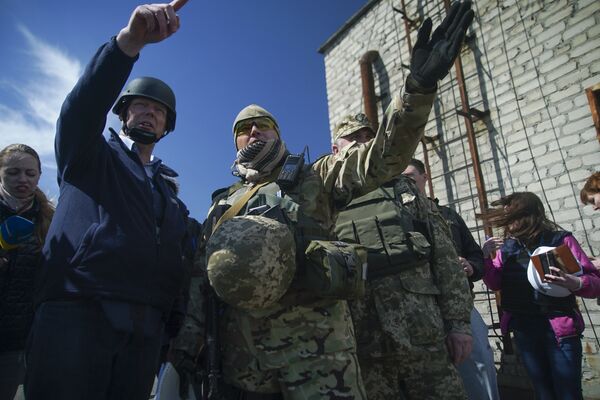 Первый заместитель СММ ОБСЕ Александр Хуг и украинский военный СЦКК в Авдеевке, Украина Первый заместитель СММ ОБСЕ Александр Хуг и украинский военный СЦКК в Авдеевке, Украина