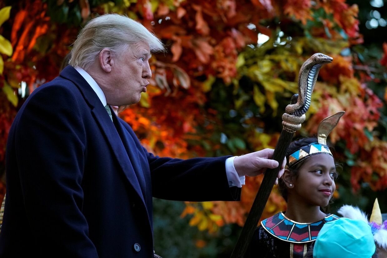 Президент США Дональд Трамп во время празднования Хэллоуина в Белом доме
