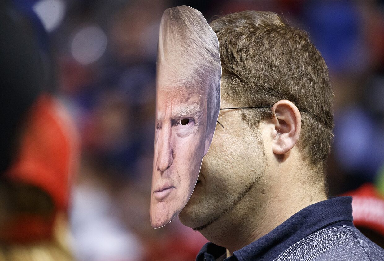 Участник митинга в маске президента США Дональда Трампа в Уилкс Барре, штат Пенсильвания