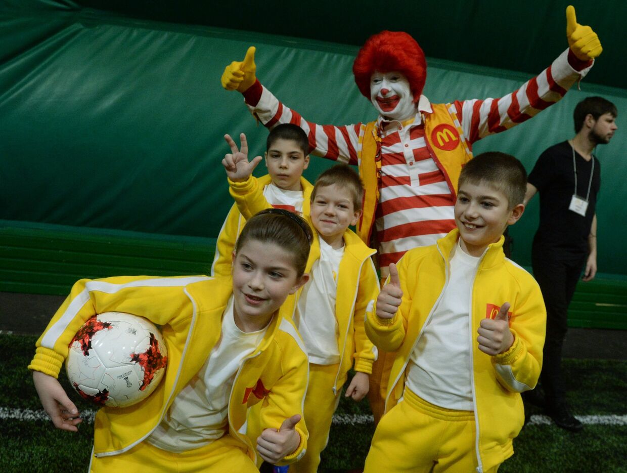 Клоун из Макдональдса с юными футболистами в России