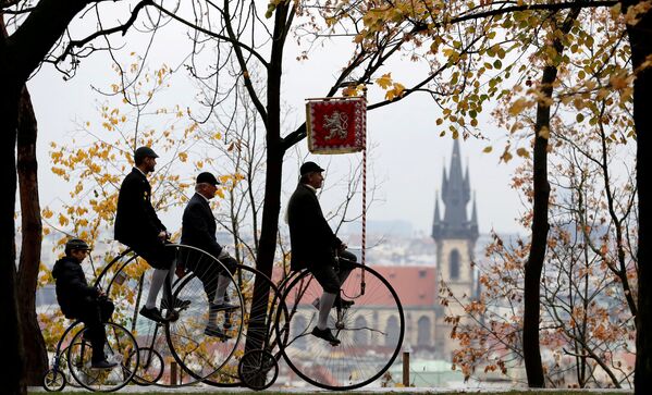 Участники ежегодной велогонки пенни-фартинг в Праге, Чешская Республика