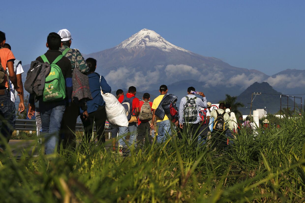 Мигранты, направляющиеся в США у вулкана Пико-де-Орисаба в Мексике
