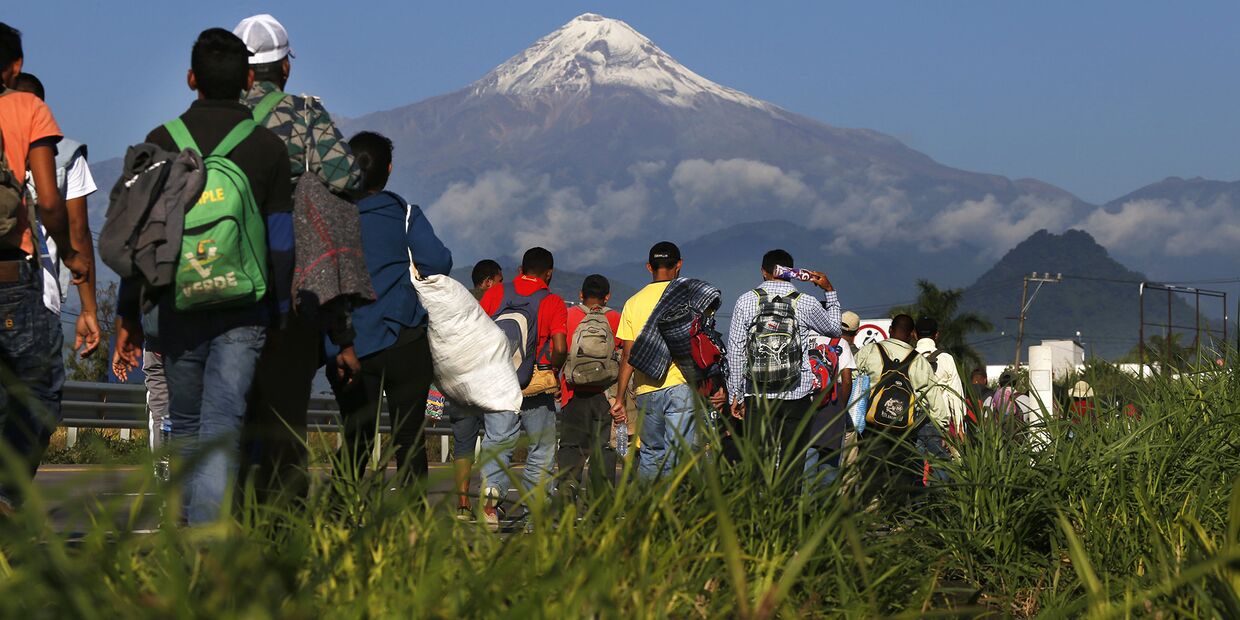Мигранты, направляющиеся в США у вулкана Пико-де-Орисаба в Мексике