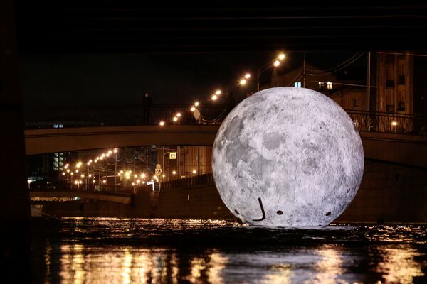 Гигантский шар, изображающий Луну, во время Фестиваля света в Санкт-Петербурге