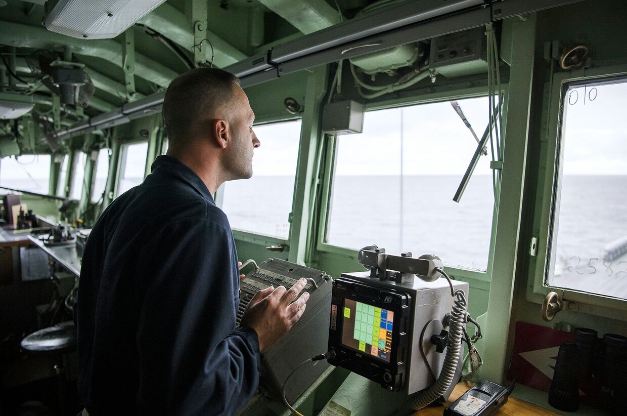 Член экипажа на мостике корабля «Маунт Уитни» ВМС США во время военных учений НАТО в Норвежском море