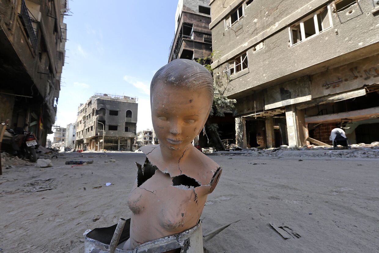 Манекен на разрушенной улице в Дамаске, Сирия