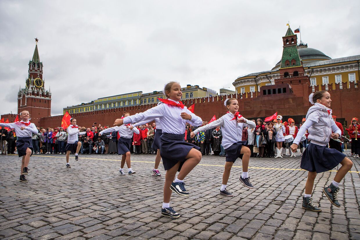 Пионеры маршируют на Красной площади 17 мая 2015 год
