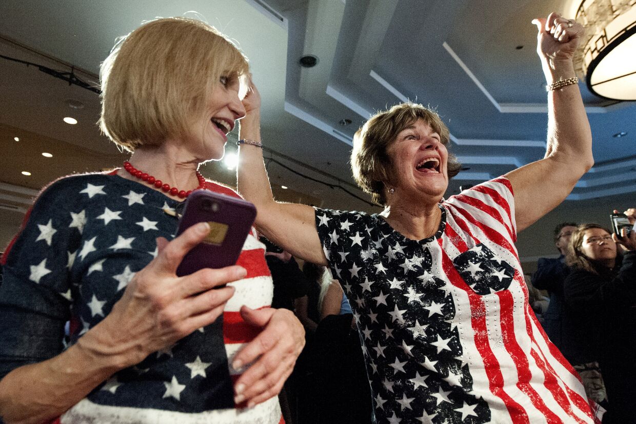 Сторонники Демократов празднуют победу своего кандидата