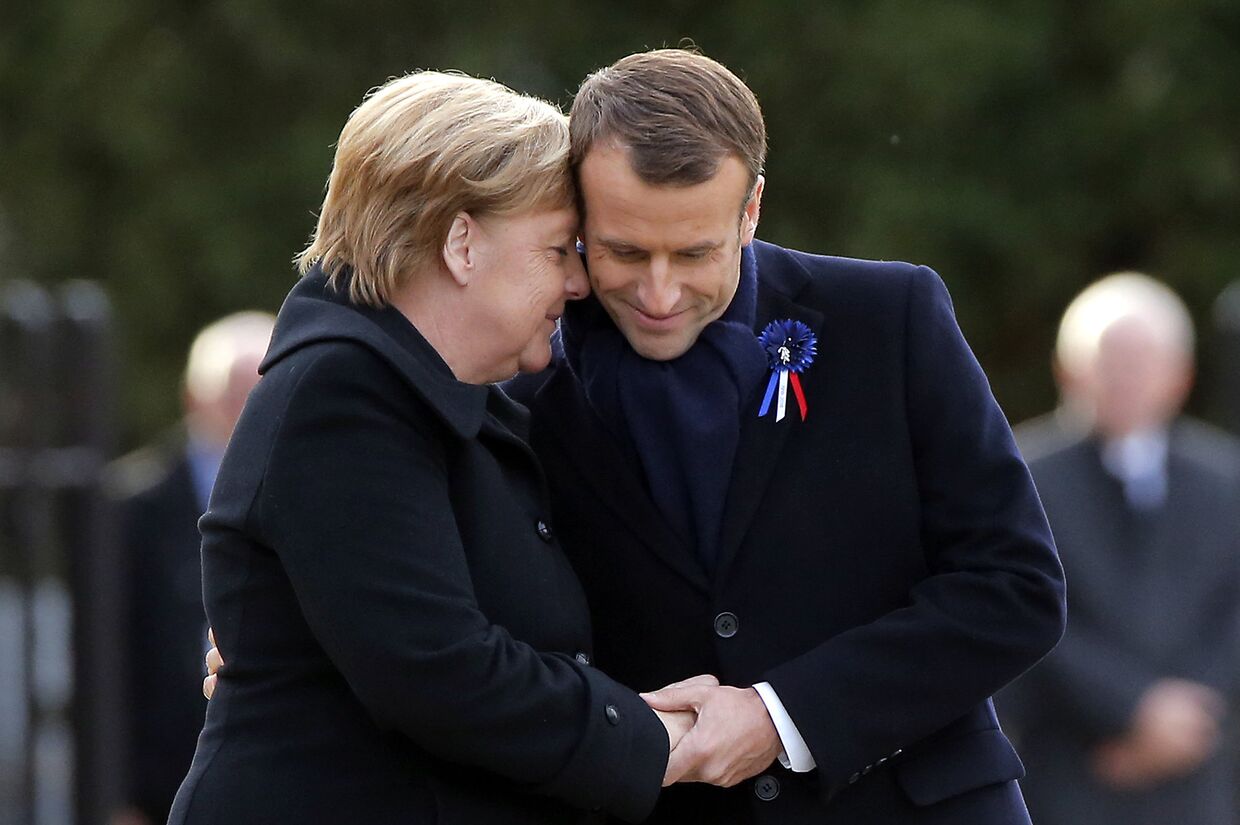 Президент Франции Эммануэль Макрон и канцлер Германии Ангела Меркель во время церемонии в Компьене