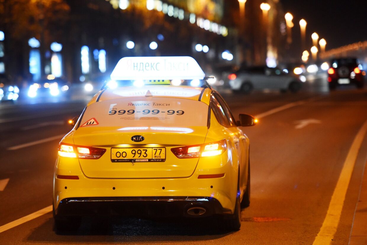 Автомобиль Яндекс.Такси на одной из улиц Москвы