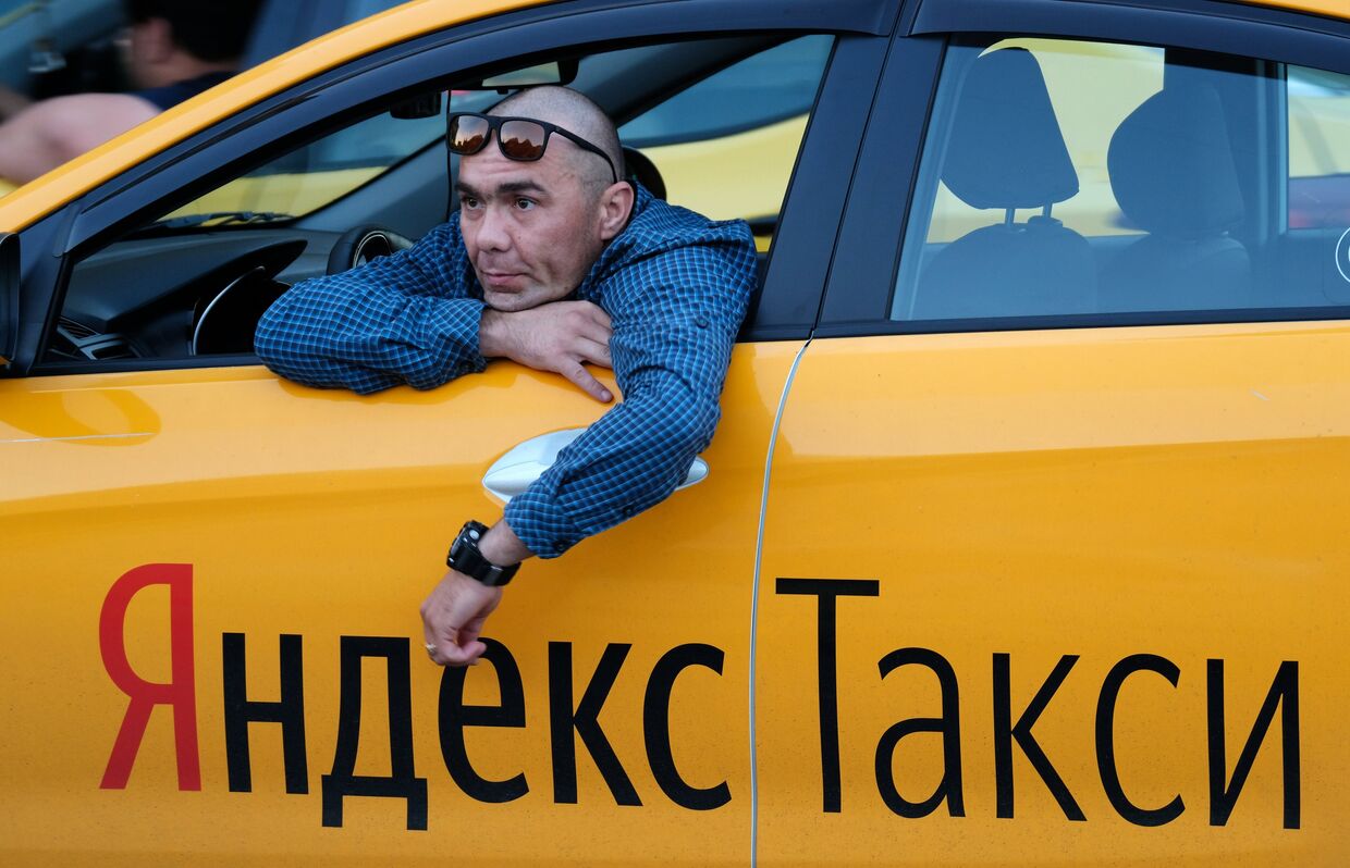 Водитель автомобиля Яндекс.Такси в Москве