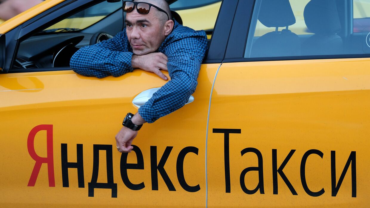 Водитель автомобиля Яндекс.Такси в Москве