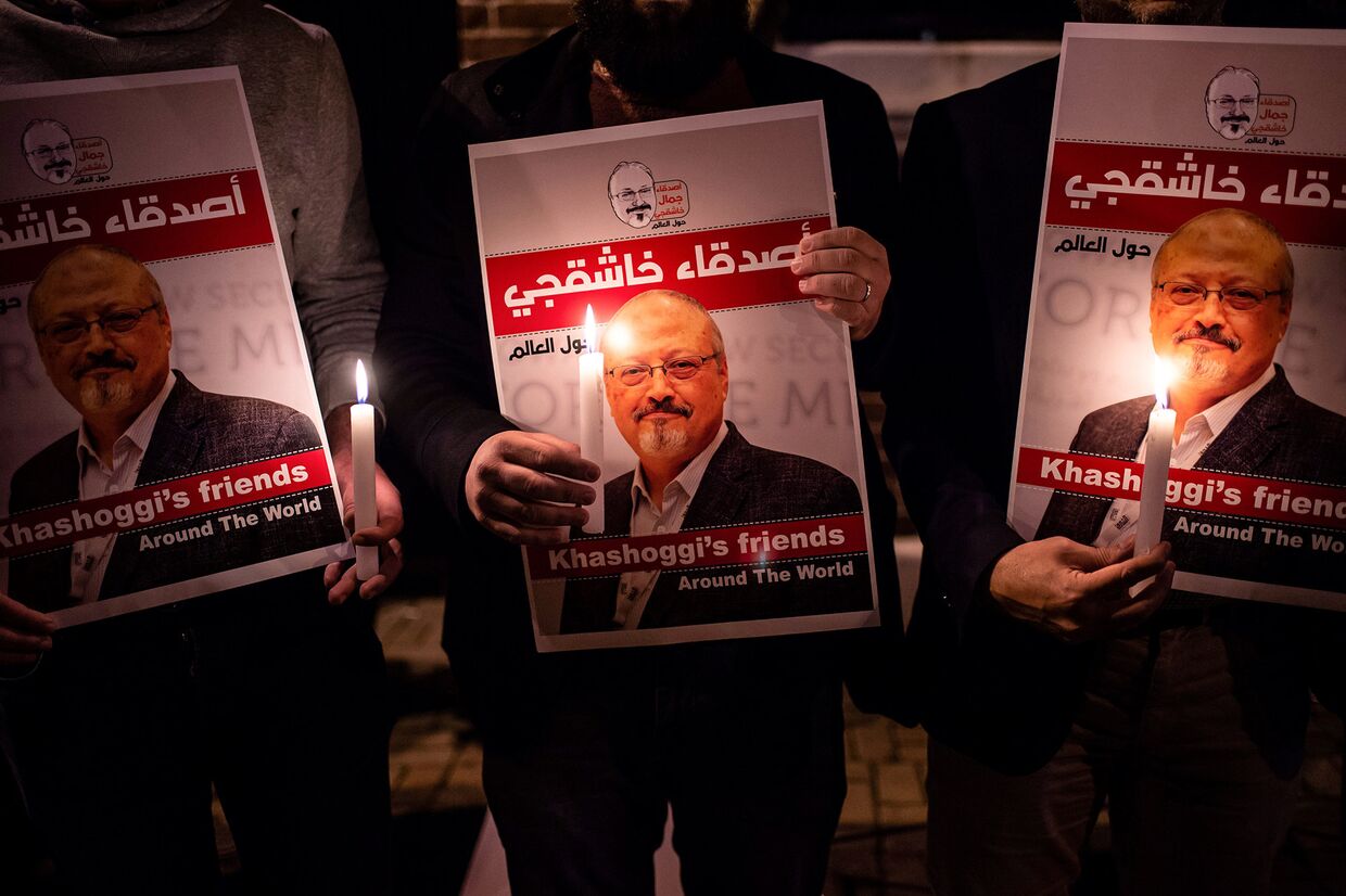 Плакаты с изображением саудовского журналиста Джамала Хашогги во время встречи у консульства Саудовской Аравии в Стамбуле