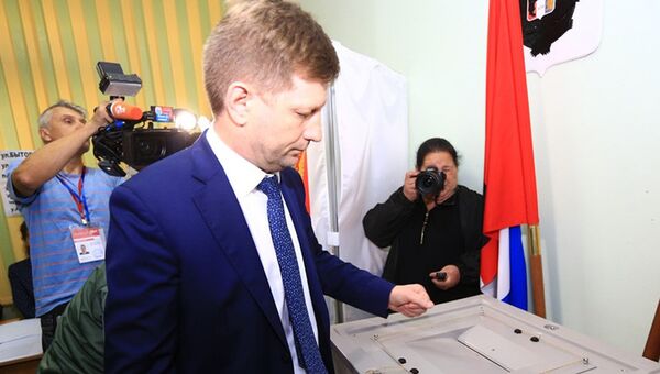 Кандидат в губернаторы Хабаровского края Сергей Фургал вов время голосования на выборах главы региона Кандидат в губернаторы Хабаровского края Сергей Фургал вов время голосования на выборах главы региона