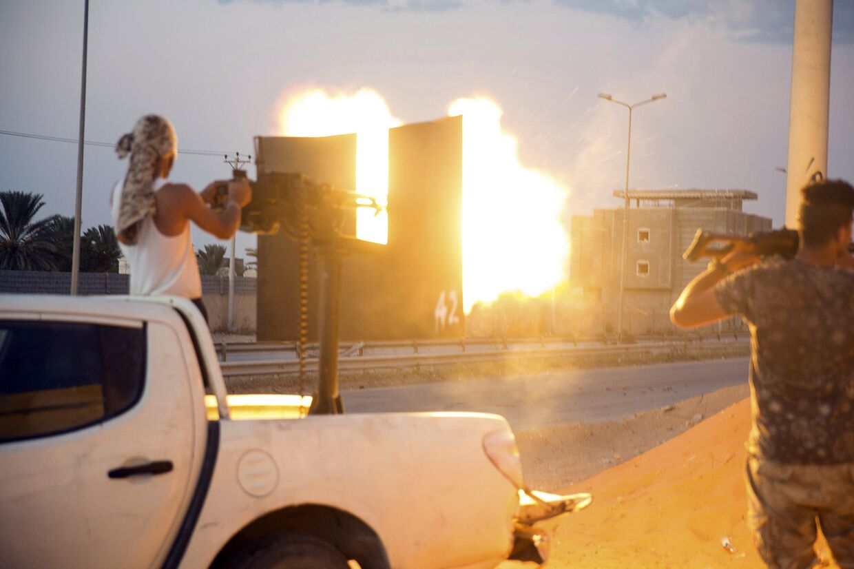 Бойцы во время столкновений в Триполи, Ливия